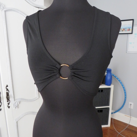 Crop top with ring loop in middle - Picture 3 of 3